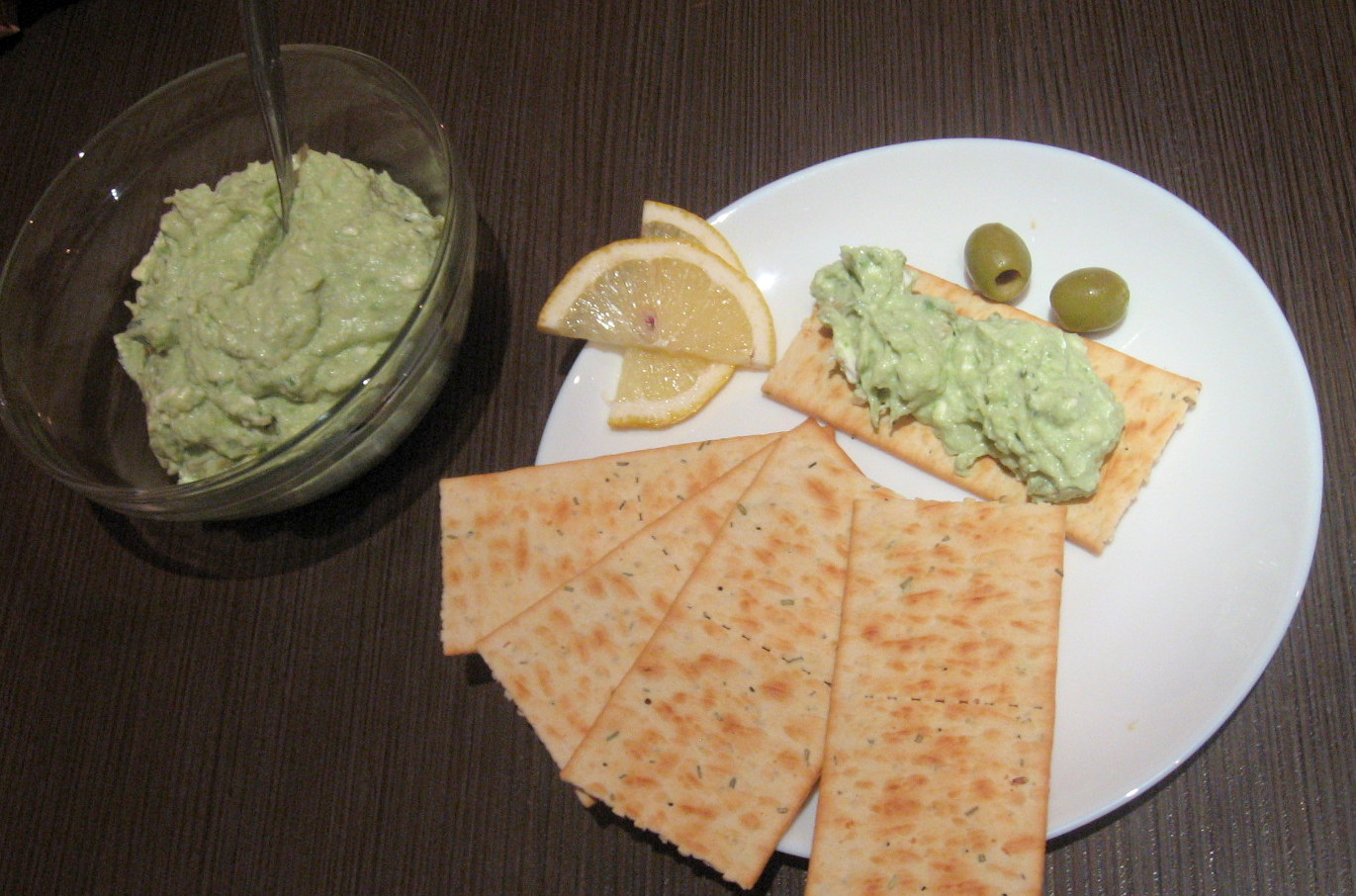 Pasta de avocado cu branza si masline