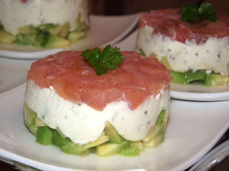 Aperitiv cu avocado, crema de branza si somon afumat