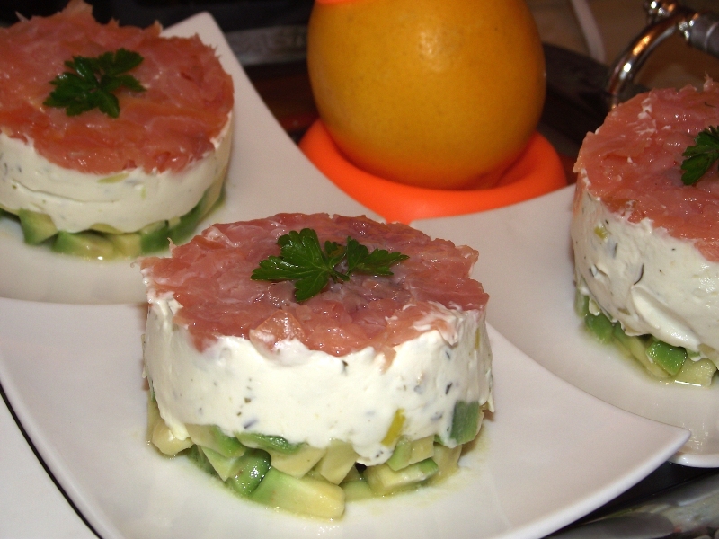 Aperitiv cu avocado, crema de branza si somon afumat