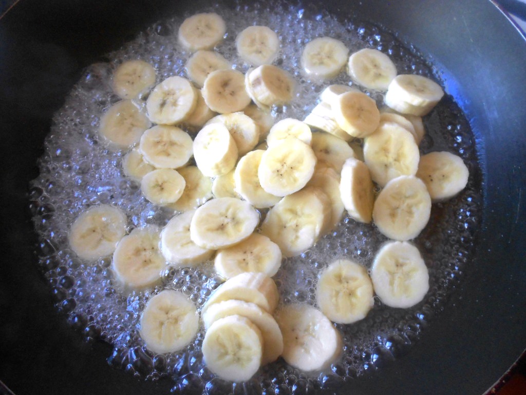 Tort cu banane,nuci pecan si sos de capsuni