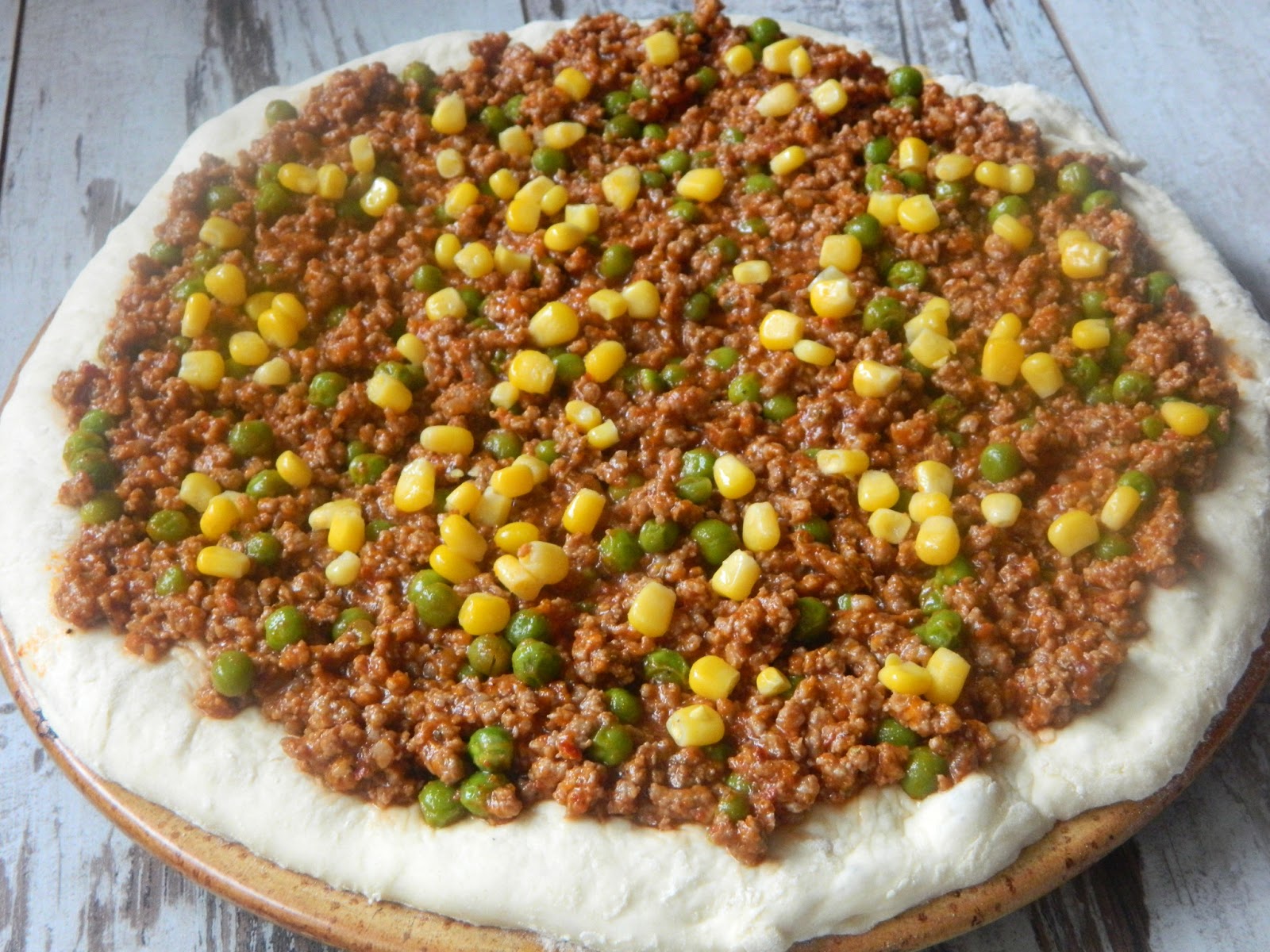 Pizza cu carne  de vita, mazare si porumb