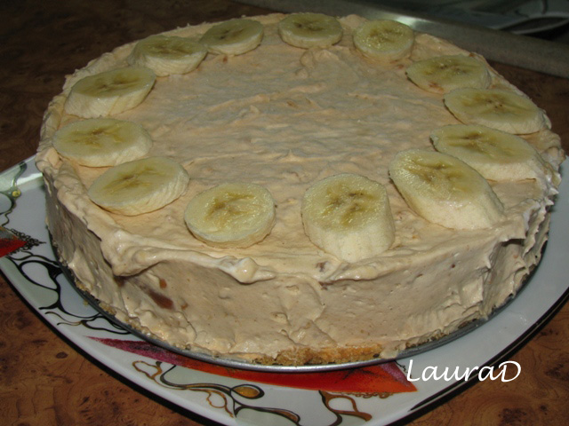 Tort de branza inghetat cu banane si unt de arahide crocant