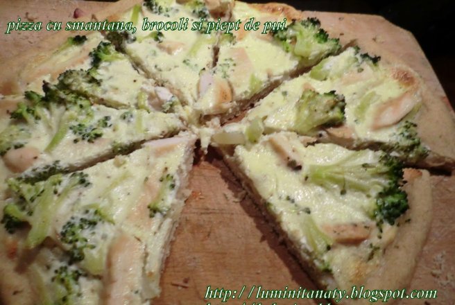 Pizza cu broccoli, piept de pui si smantana