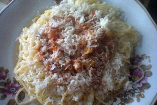 Spaghete cu sos Ragu si parmezan ras