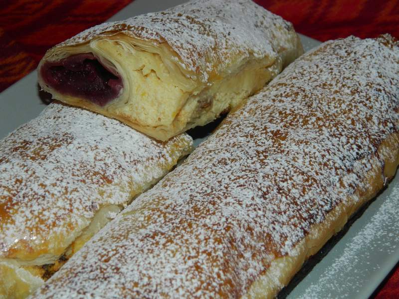 Strudel cu branza si visine