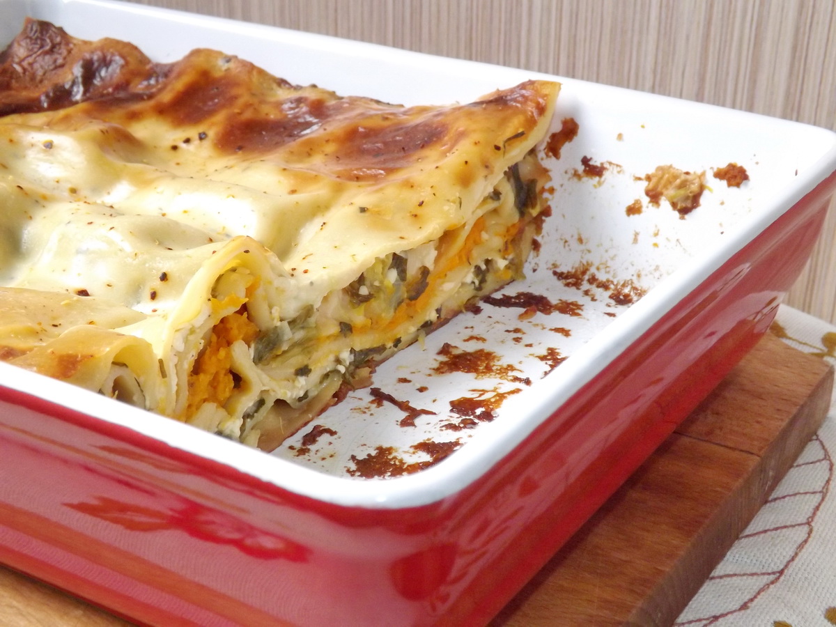 Lasagna cu praz, salata verde si cartofi dulci