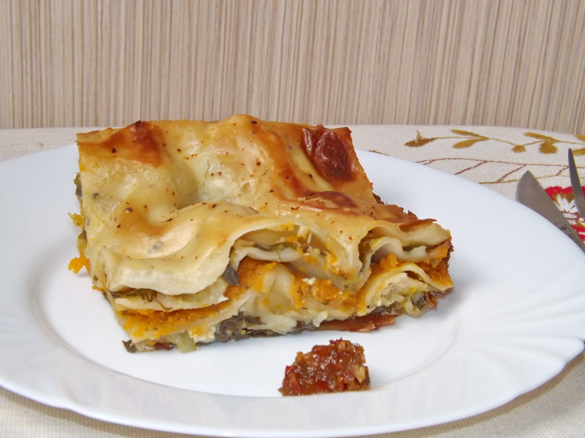 Lasagna cu praz, salata verde si cartofi dulci