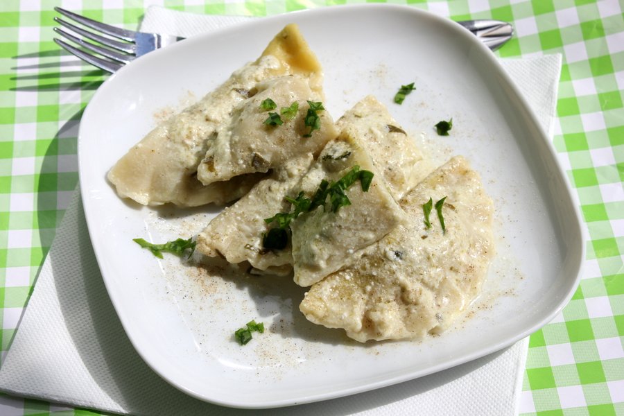 Ravioli de casa, umpluti cu branza, spanac si leurda