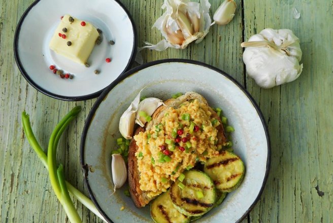 Omletă cu unt și ceapă verde (  scrambled eggs by Gordon Ramsay )