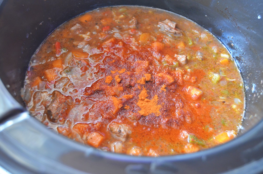 Carne de vitel in sos de legume cu vin la slow cooker Crock-Pot