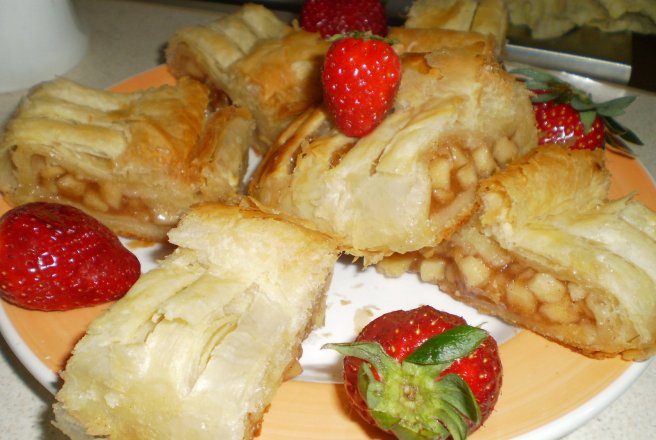 Strudel cu mere si stafide cu aluat de foietaj