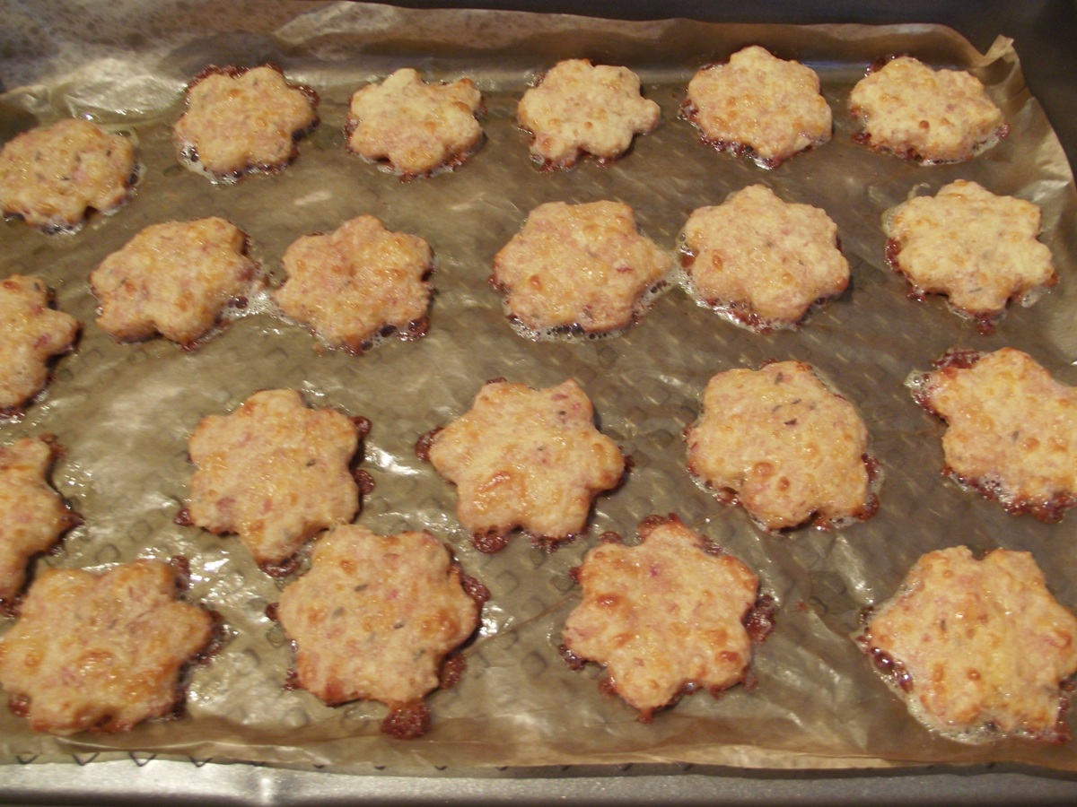 Biscuiti aperitiv, cu sunca presata si cascaval