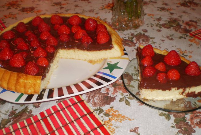 Tarta cu capsuni si crema de ciocolata