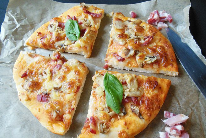 Pizza cu ciuperci, bacon si branzeturi