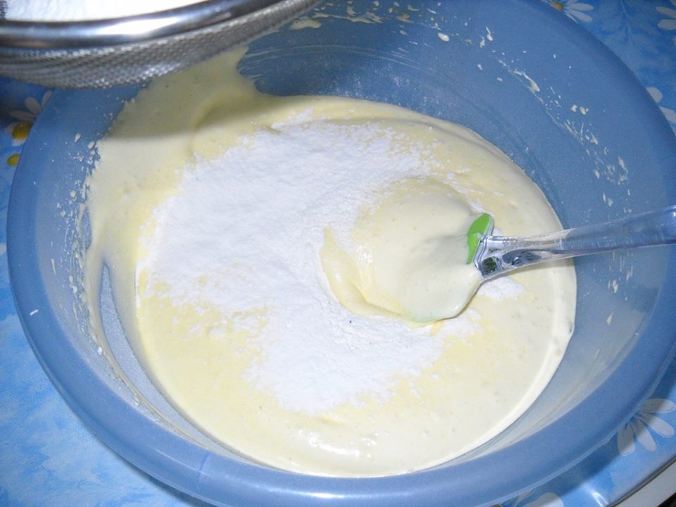 Rulada cu mousse de capsuni si green sugar