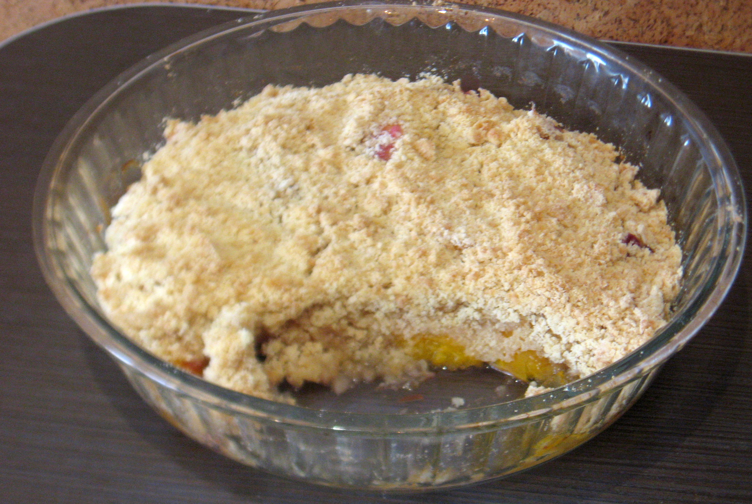 Crumble cu piersici si caise