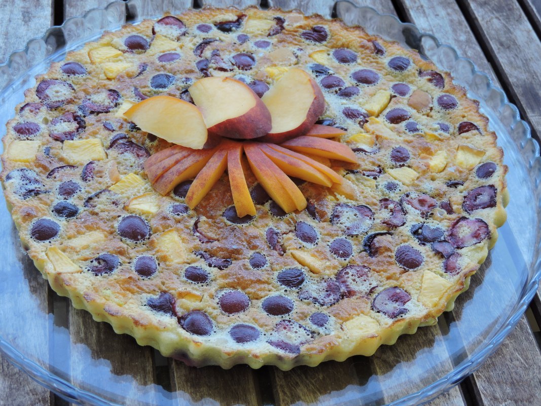 Clafoutis cu cirese si piersici