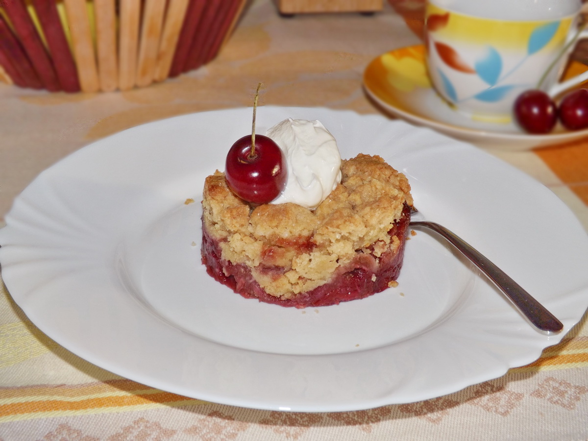 Crumble cu fructe de sezon, biscuiti si fulgi de migdale