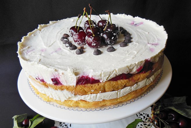 Tort cu visine, crema mascarpone si frisca