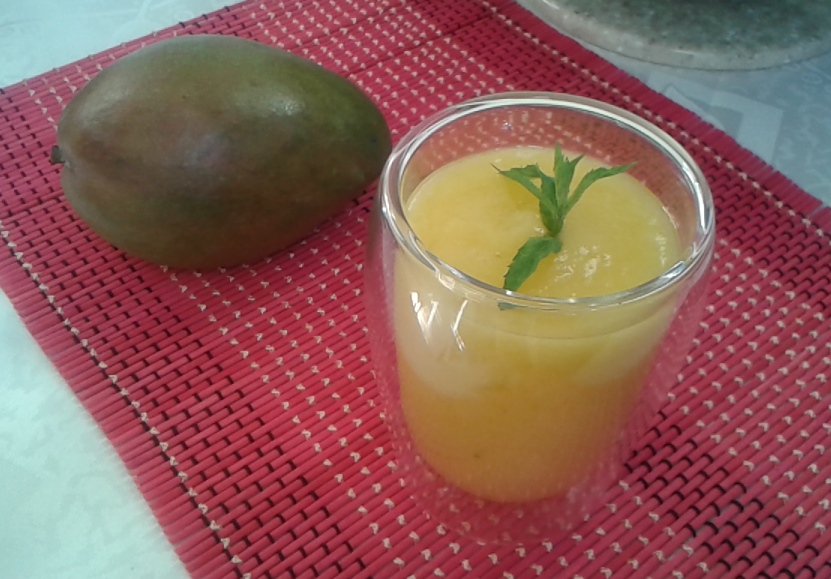 Smoothie cu mango si ananas