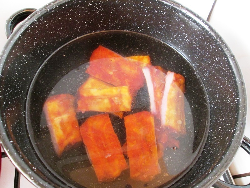 Ciorba de fasole noua cu scarita afumata