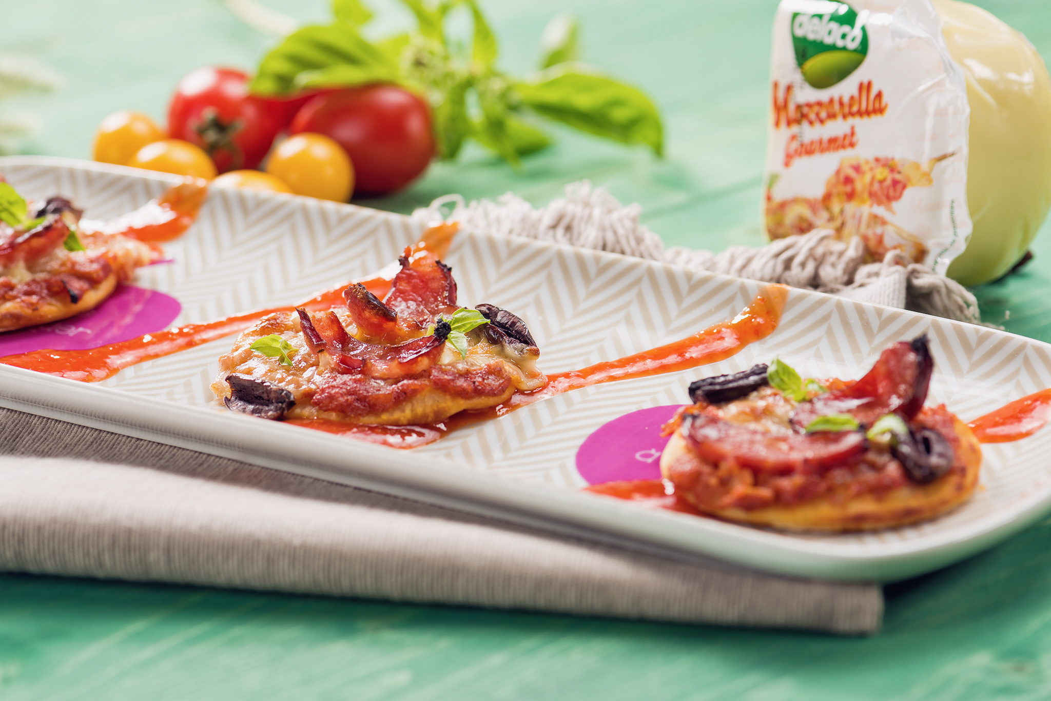 Mini pizza cu carnaciori de bere si mozzarella gourmet by Delaco