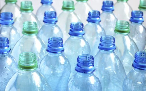 Pericolele care se ascund in apa la sticla de plastic - tot ce trebuie sa stii