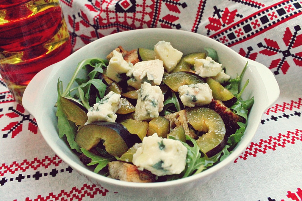 Salata cu branza, prune, crutoane si rucola