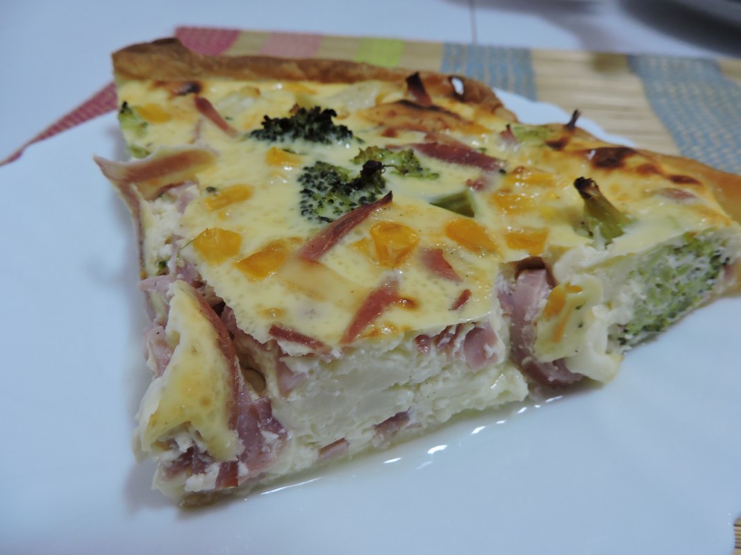 Quiche de broccoli cu sunca si branza