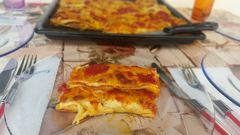 Cannelloni cu carne si sos de rosii