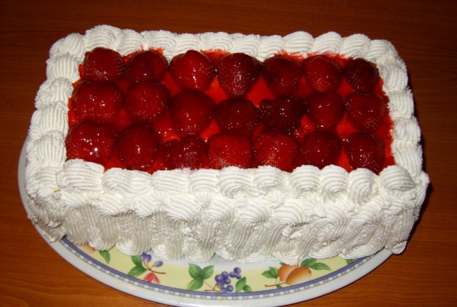 Tort cu mousse de piersici.