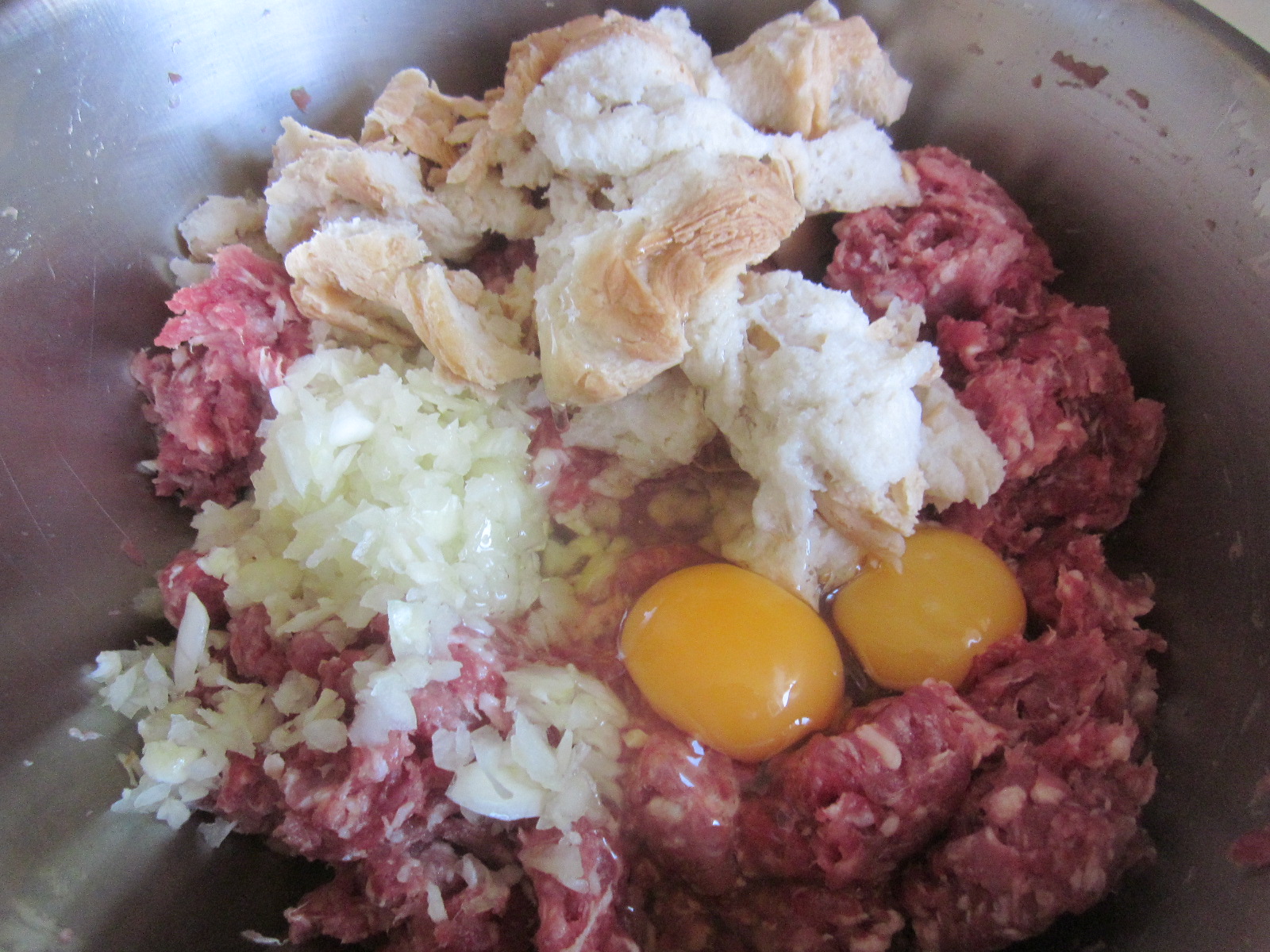 Rulada din carne tocata umpluta cu porumb, ardei si cascaval