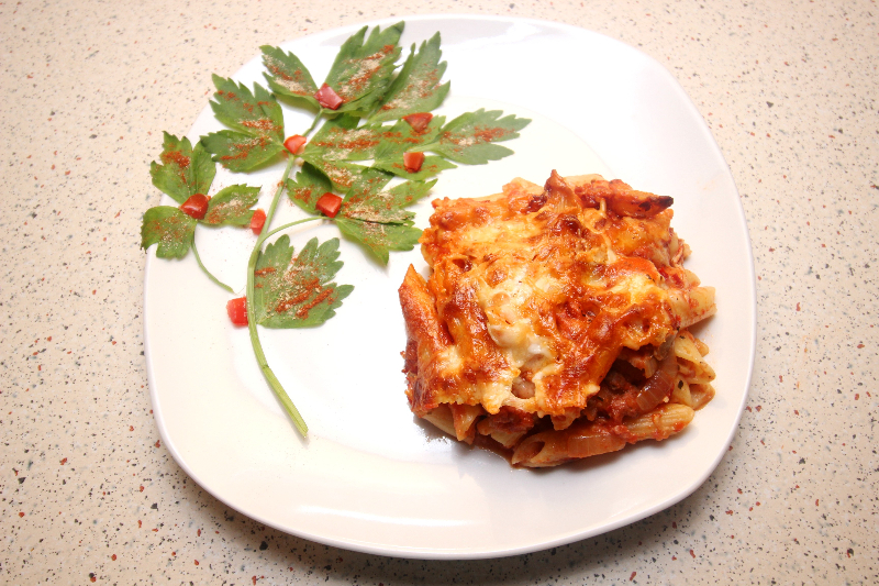 Penne la cuptor cu carne tocata si ciuperci