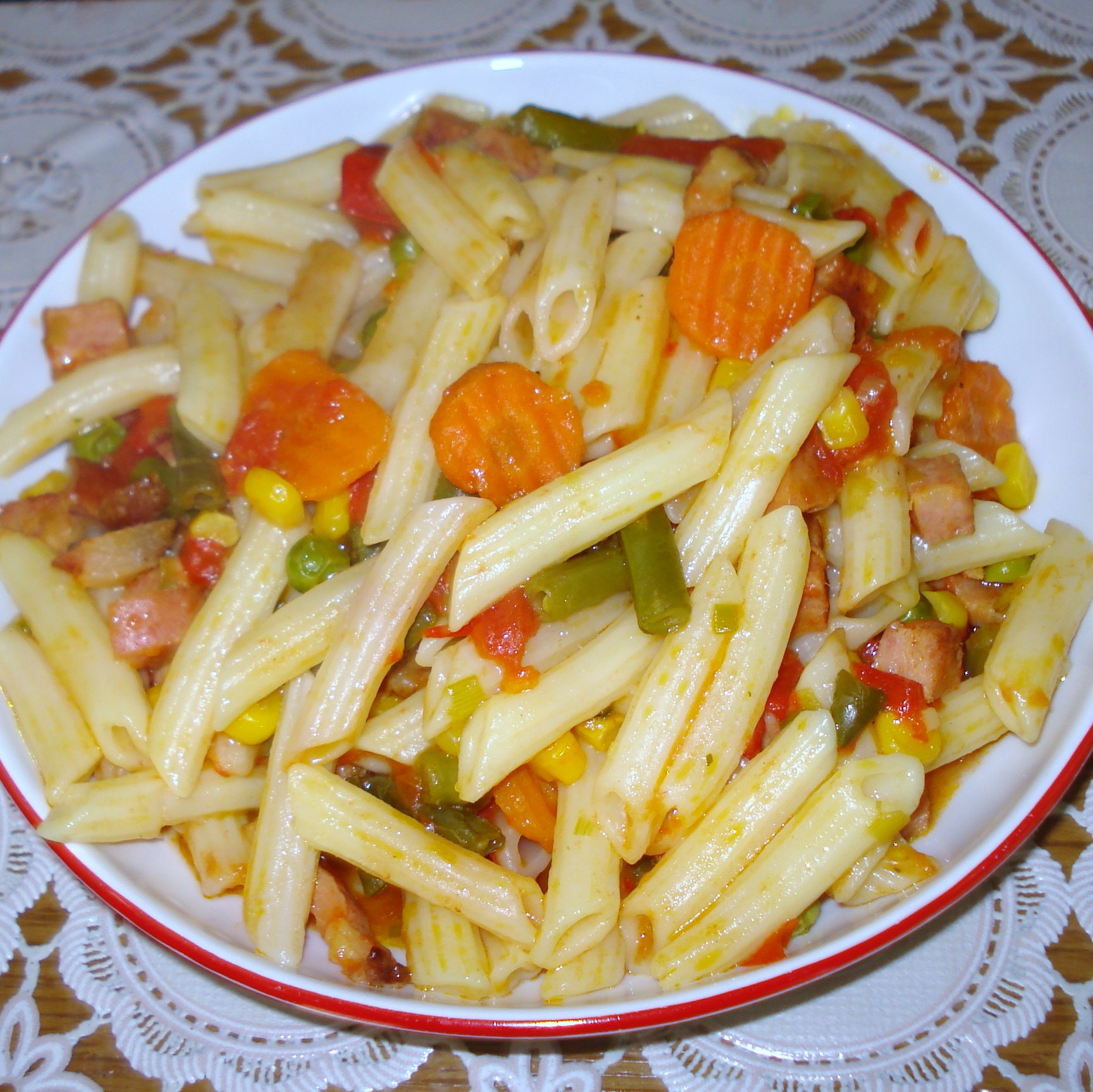 Penne cu legume mexicane si mezeluri