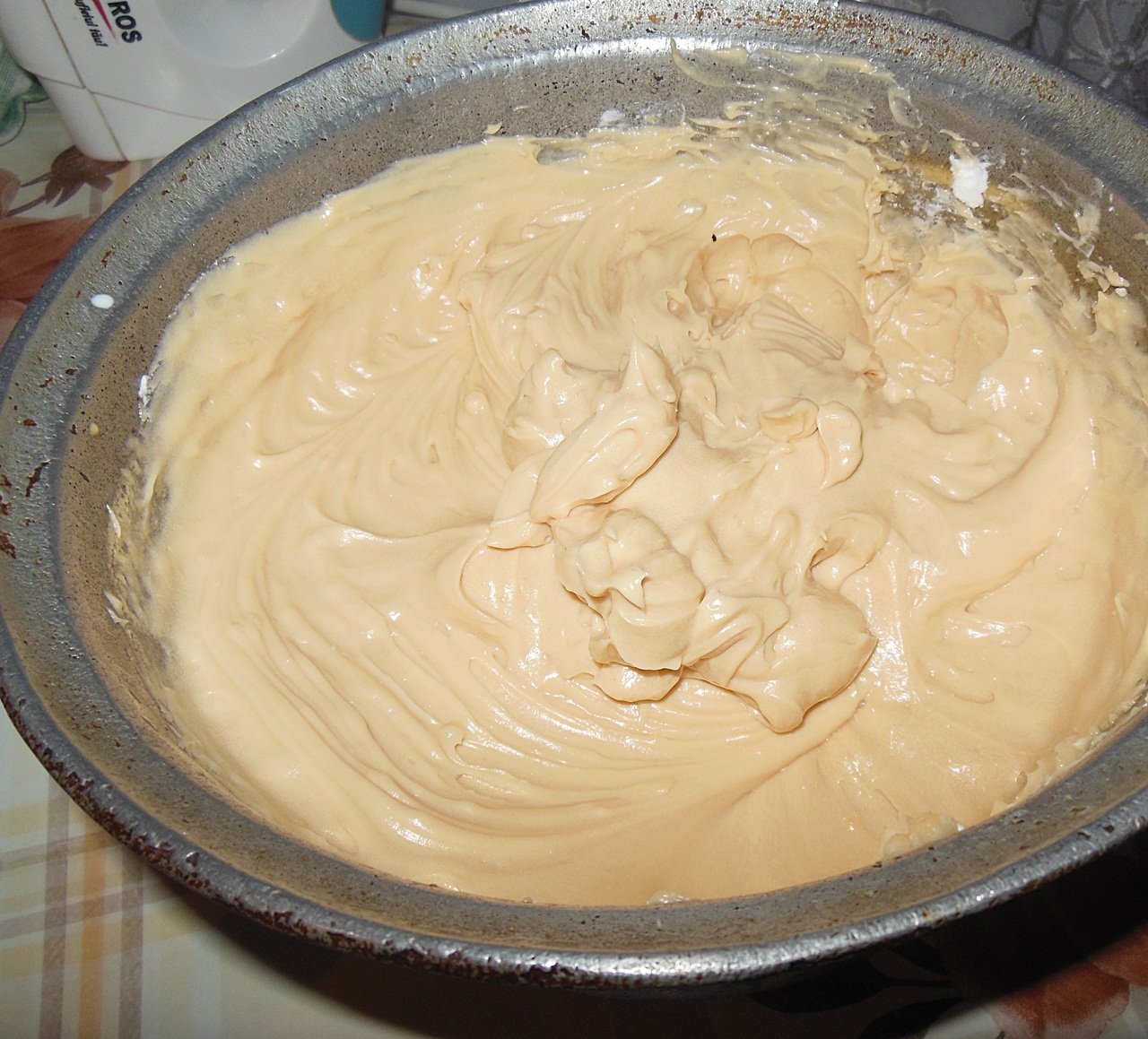 Prajitura cu crema caramel si frisca