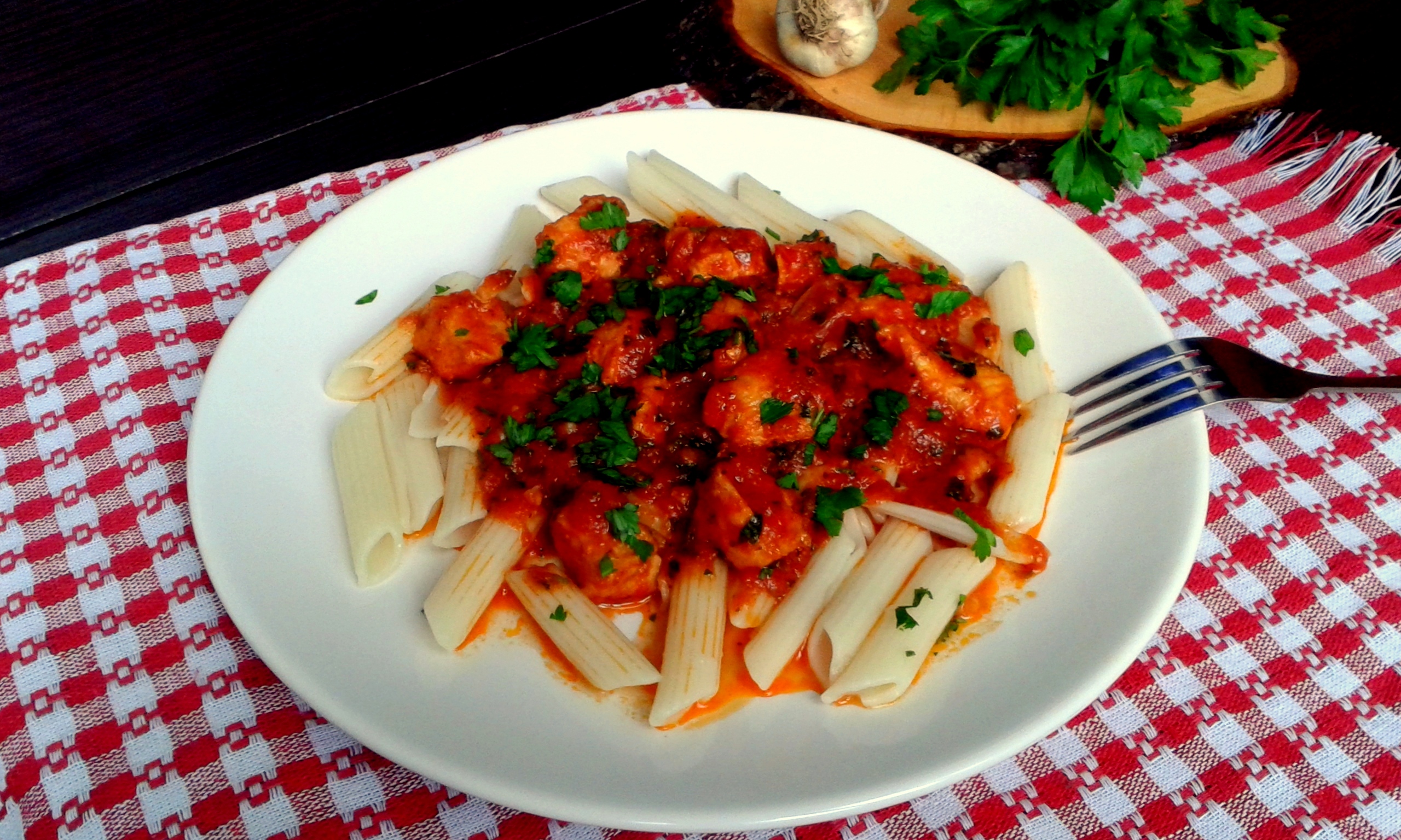 Penne cu piept de pui in sos de rosii cu usturoi