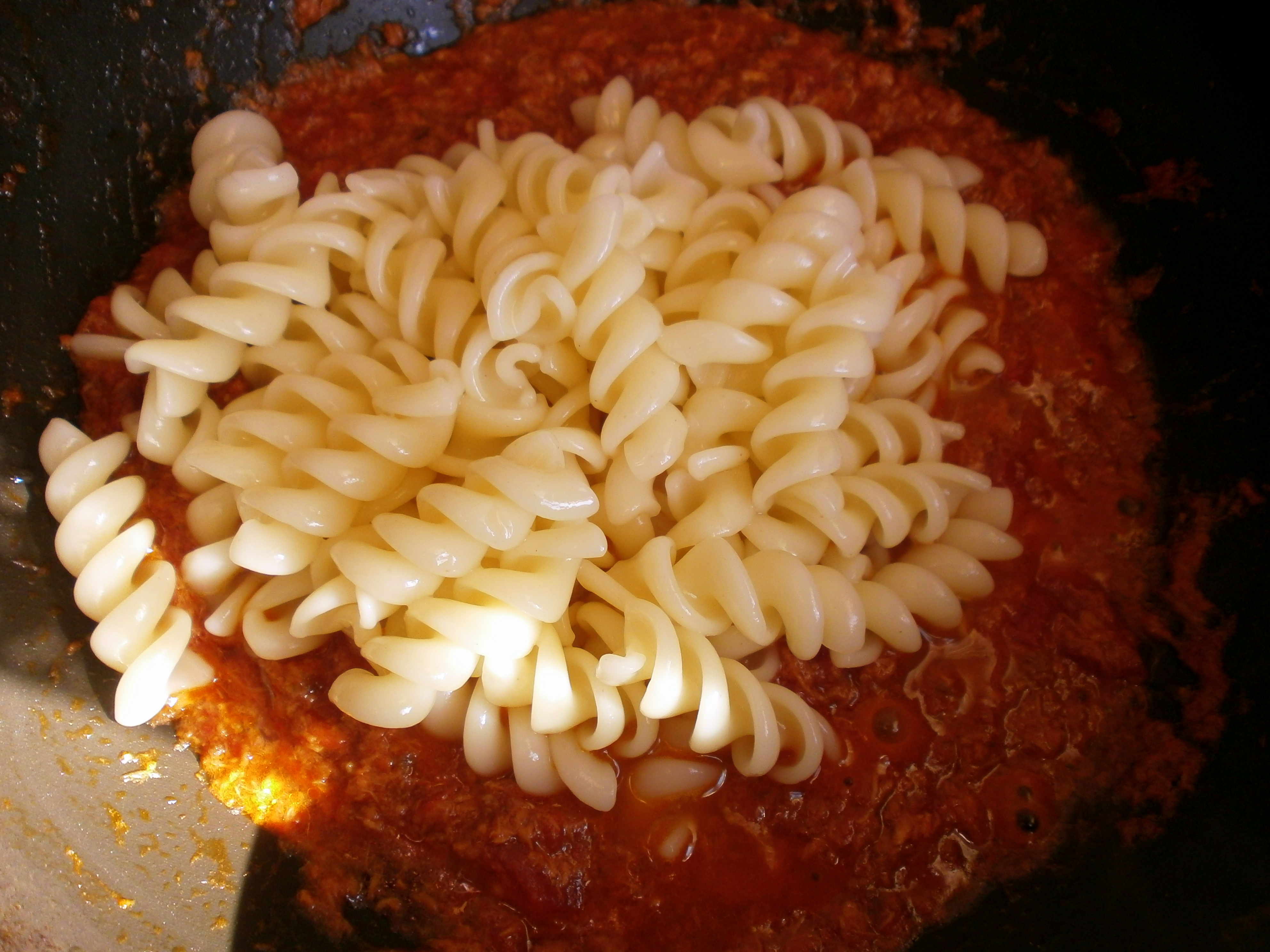 Fusilli cu ton si rosii