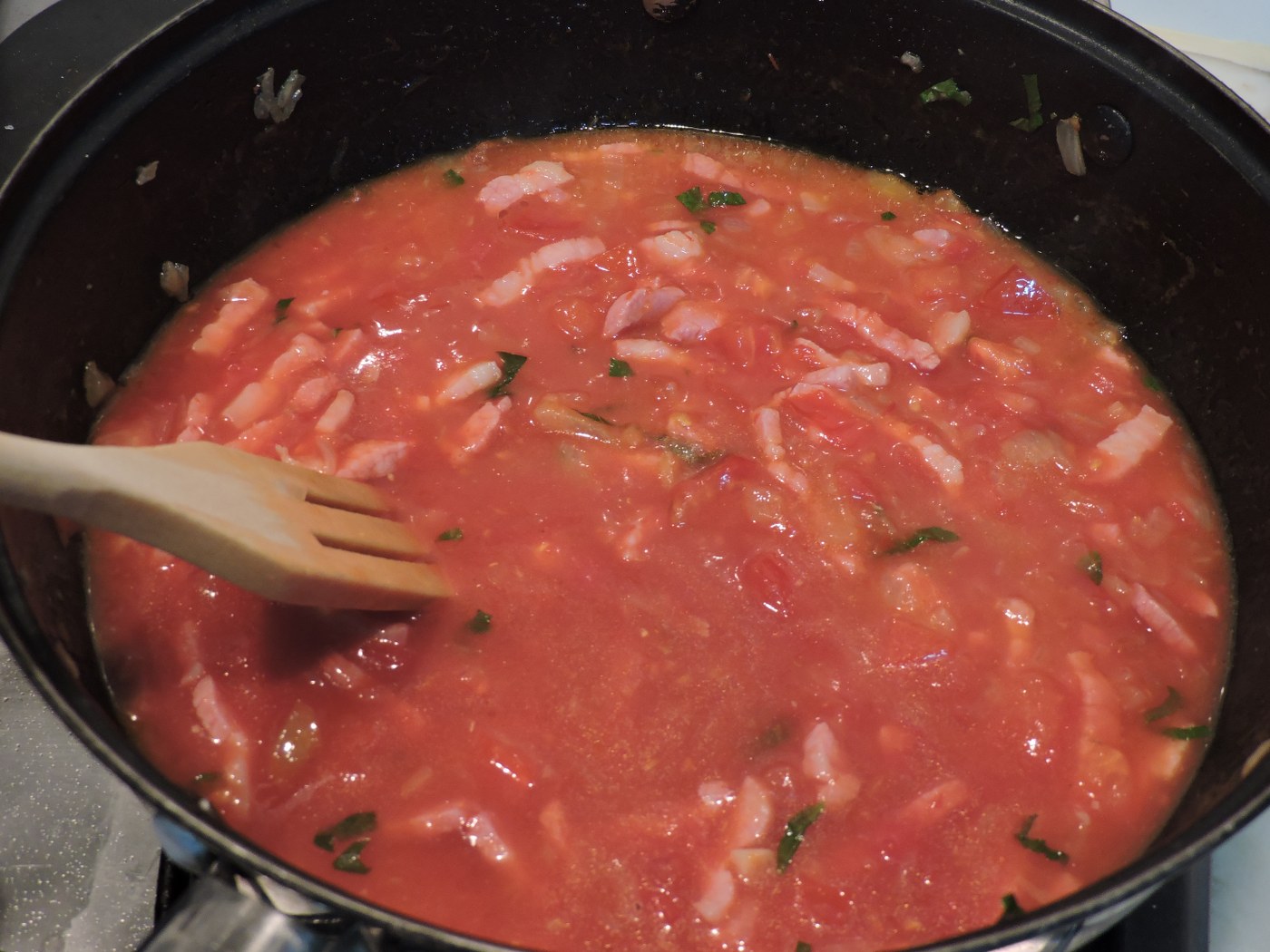 Tortellini cu sos de tomate si bacon