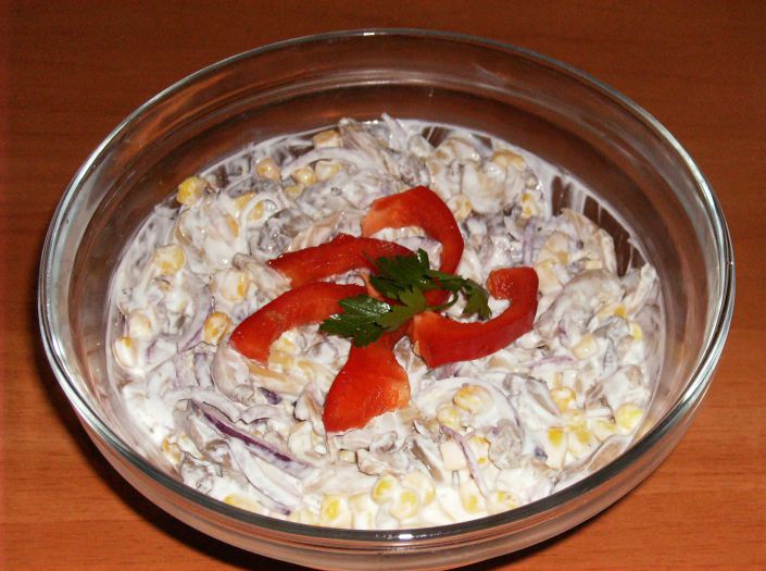 Salată de ciuperci cu porumb şi ceapă