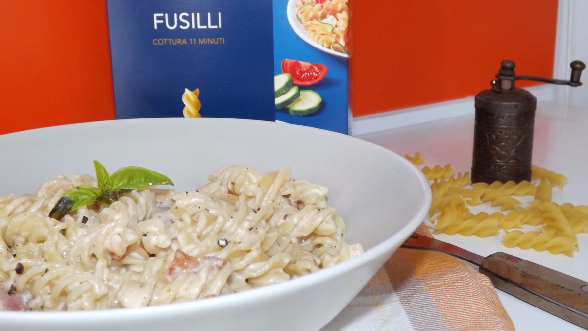 Fusilli cu bacon, sos Pesto si smantana