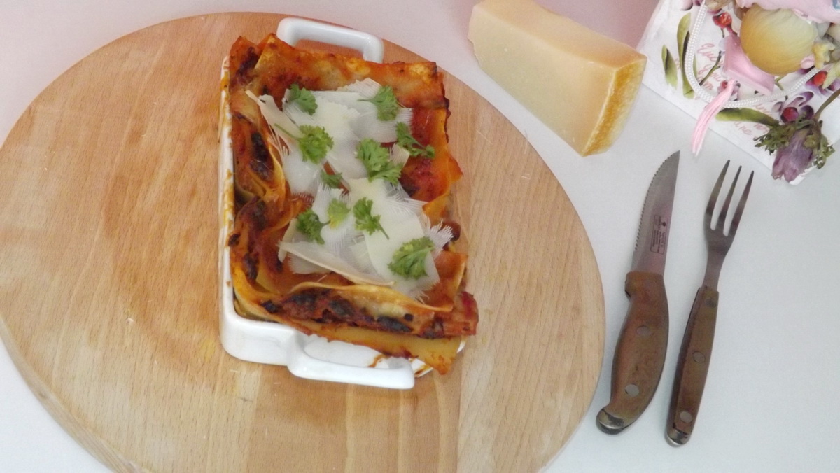 Lasagna cu ghebe, sos de rosii, mozzarella si parmezan