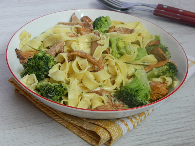 Tagliatelle cu broccoli si galbiori