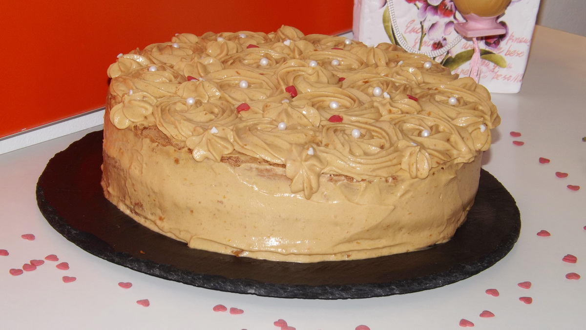 Tort cu crema caramel