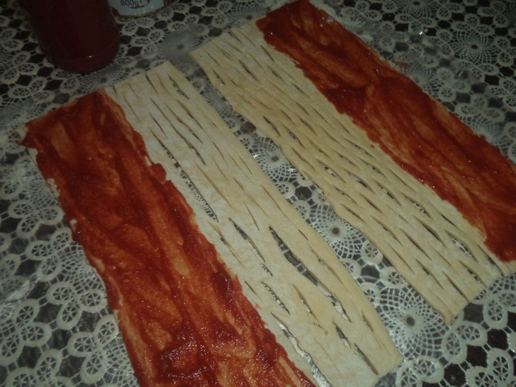 Foietaj cu pasta de tomate si cascaval