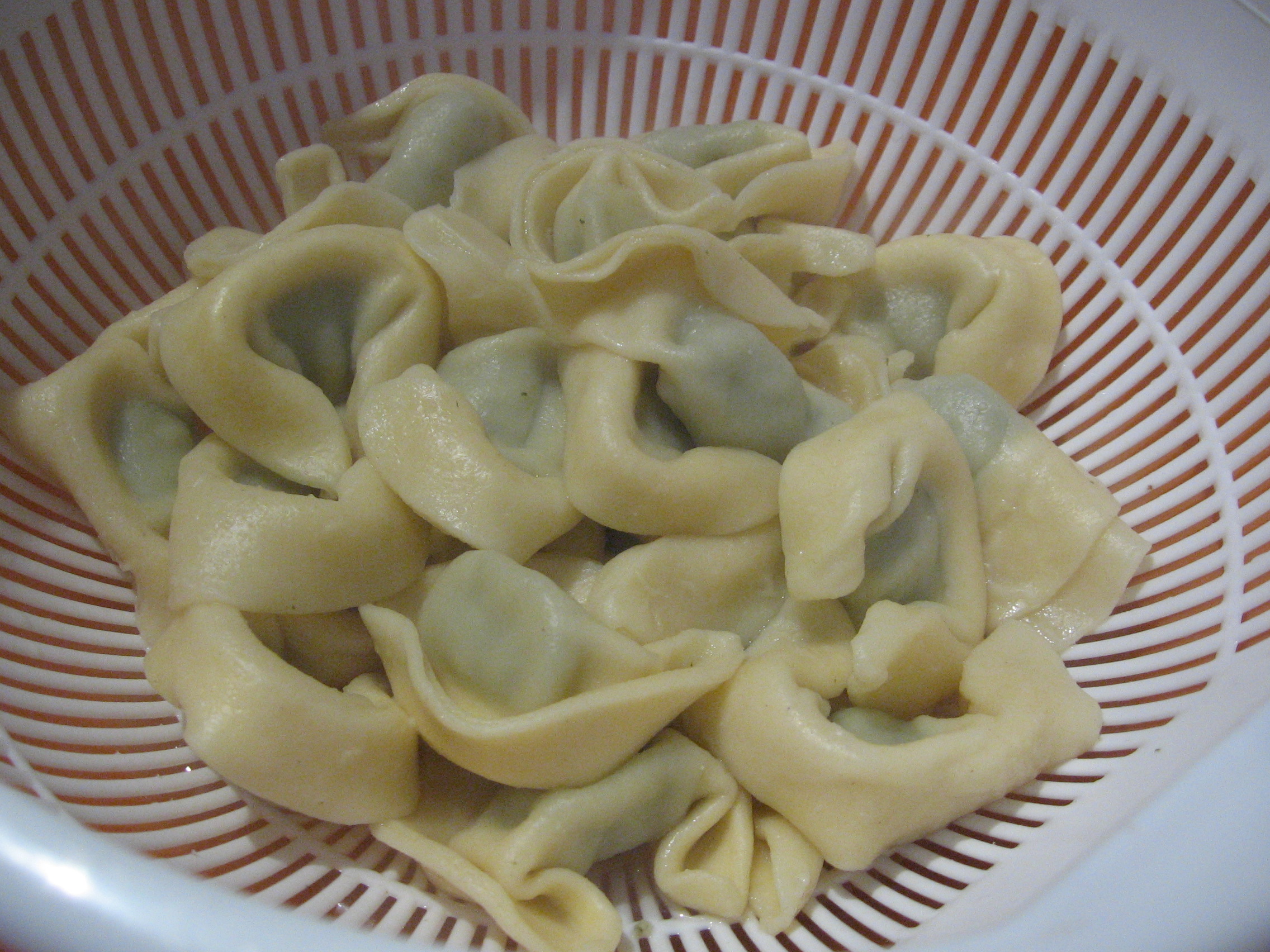 Budinca aperitiv, cu piept de pui, ciuperci si tortelloni