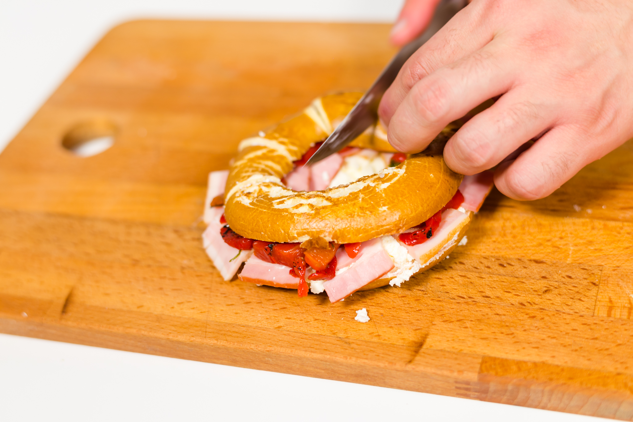 Bagel cu crema de branza cu smantana Delaco, bacon si salata de ardei copti