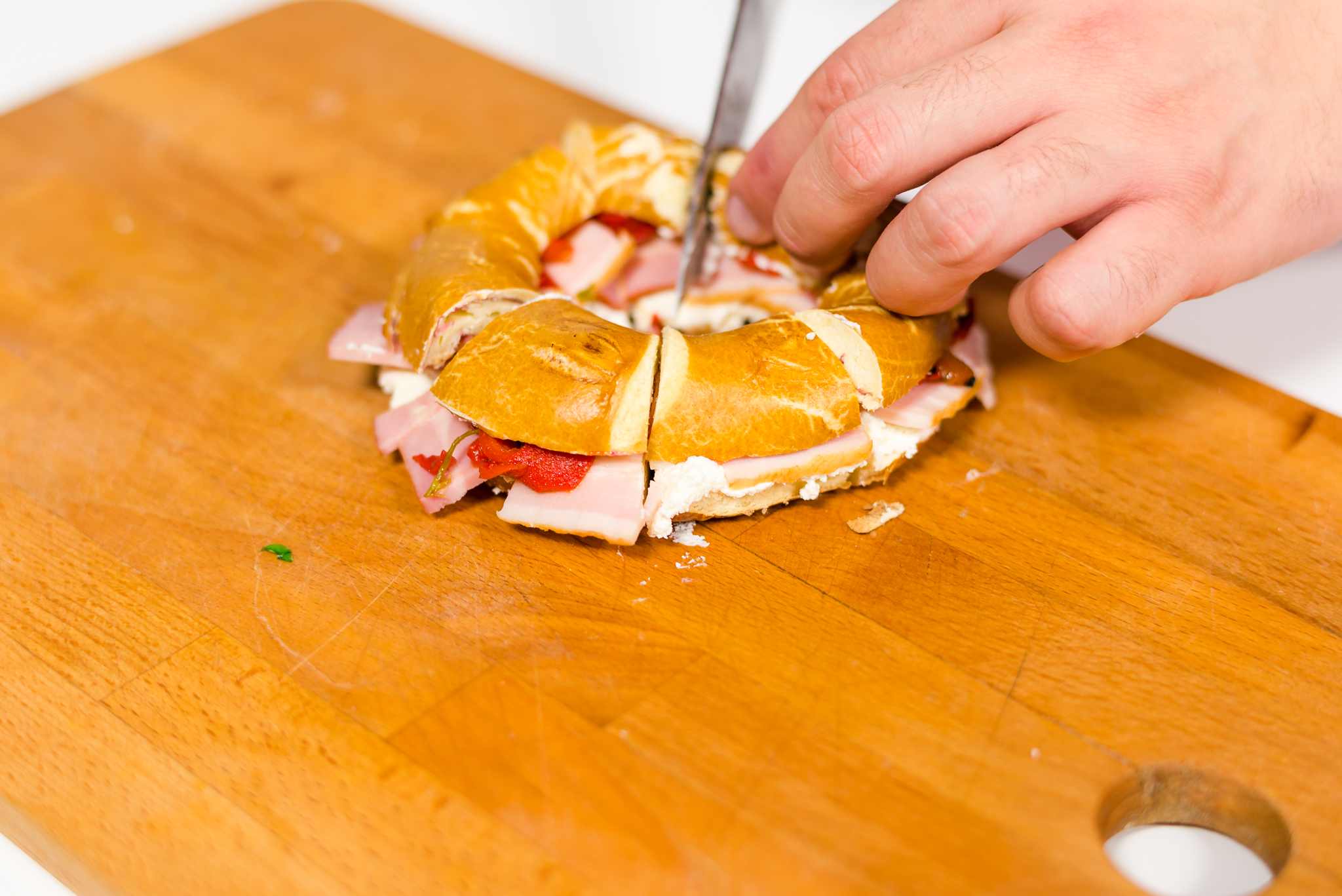 Bagel cu crema de branza cu smantana Delaco, bacon si salata de ardei copti