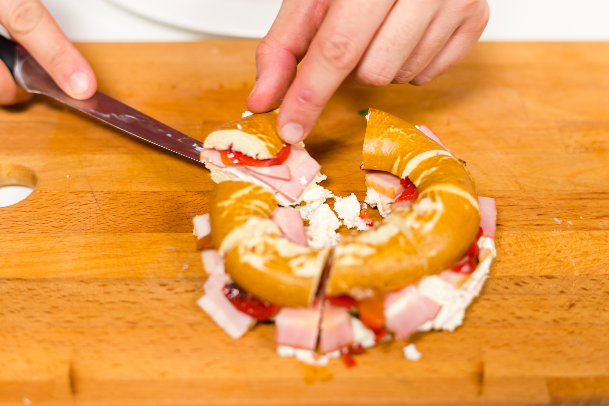 Bagel cu crema de branza cu smantana Delaco, bacon si salata de ardei copti