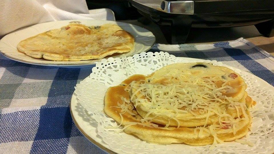 Pancakes cu sunca, ardei si masline