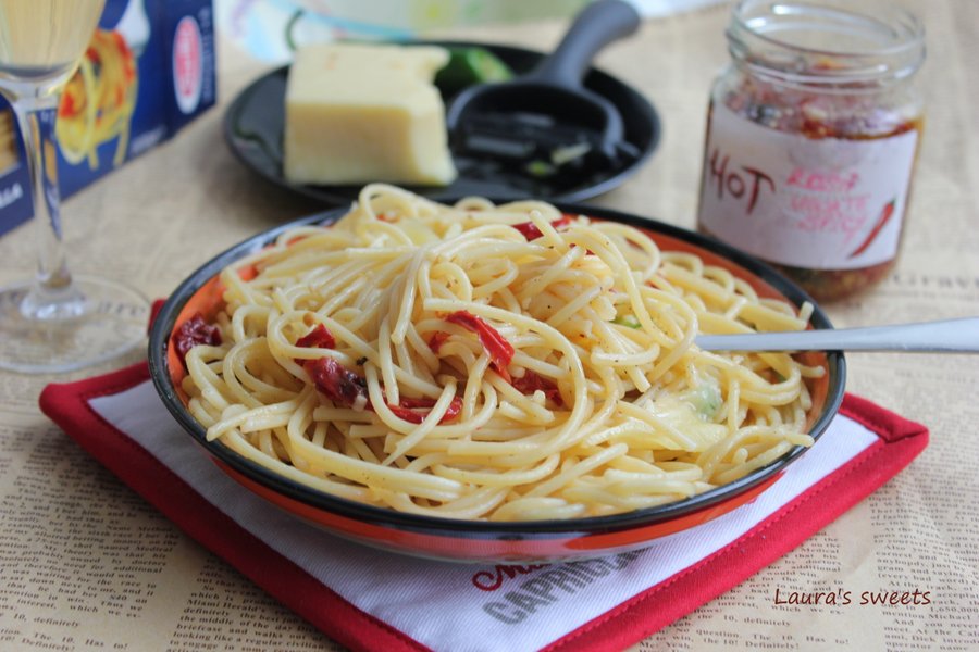 Spaghetti cu branza cheddar, ardei iute si rosii uscate